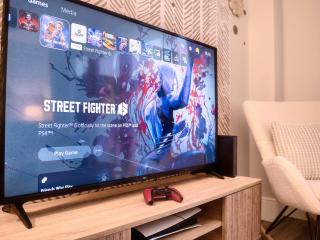 Leeds 4-bed house - hot tub, parking & games - 7