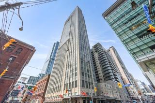 Modern 2-Bedroom Condo w Floor to Ceiling Windows - Toronto - 6