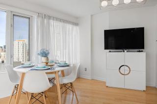 Modern 2-Bedroom Condo w Floor to Ceiling Windows - Toronto - 2