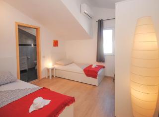 Red Sunset Apartments - 6
