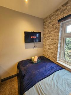 Tudor Road House - 9