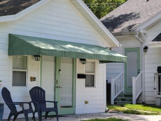 Sunny Lake Cottage, Patio Retreat - Lakeland - 0