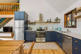 The Blue Forest Chalet - Kayak, Hike, Hot Tub - East Stroudsburg - 2