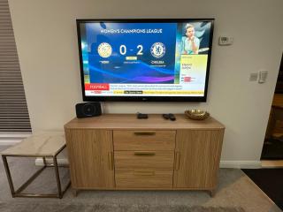 City Getaway - 3BR Home Near Etihad & AO Arena - Sleeps 6 - 5