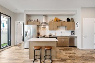 Modern, Music Row, Central, Pool, Gym - 2