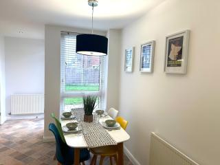 City Getaway - 3BR Home Near Etihad & AO Arena - Sleeps 6 - 1