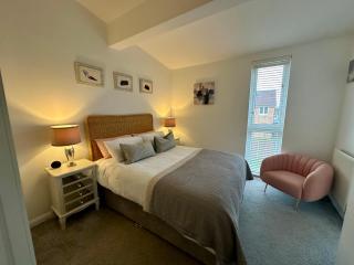 City Getaway - 3BR Home Near Etihad & AO Arena - Sleeps 6 - 8