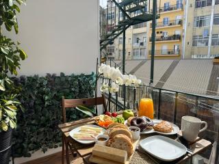 Quarto grande com varanda e vista para a cidade - Lissabon - 1