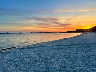 Lovely vacation home 1 block from beach & downtown Gulfport - 5