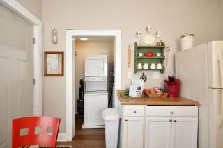 Cozy Cottage: Minutes from Main St, Private Yard - Greenville - 1