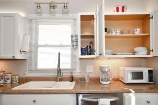 Cozy Cottage: Minutes from Main St, Private Yard - Greenville - 3
