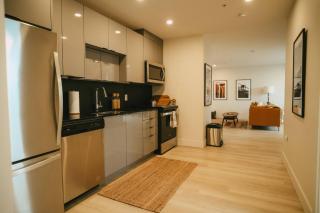 Chic Cozy Retreat - 2BR - Stunning North End Views - 6