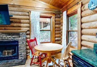 Log Cabin, In-Room Jacuzzi, WiFi, Fireplace - Sevierville - 7