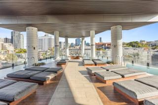 Chic 1-Bed with Parking, Infinity Pool and Gym - Brisbane - 3