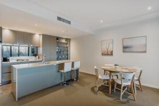 Central Located 2-Bed with Pool, Gym & Parking - Canberra - 8