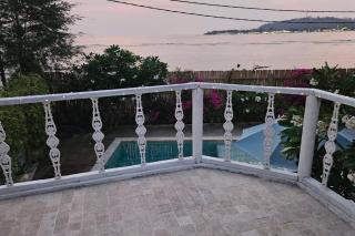 Villa Aurora: 4 BR, Front Beach - 1