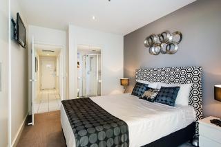 Glenelg Beachfront Luxury Apartment - Glenelg - 5