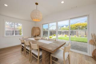 Seaside Home Modern Retreat with Breathtaking Views and Beachside Charm - 2