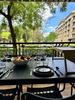 Stylish Staycation near BGC w/ Home Cinema - 7