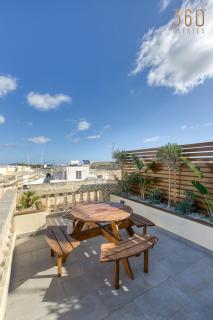Stunning 3BR Townhouse with Private Rooftop Access by 360 Estates - Paola - 0