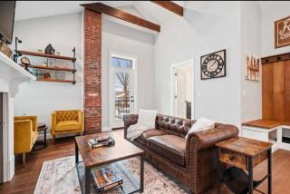 Adorable Reymer Carriage Repair Loft! - Pittsburgh - 8
