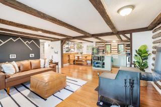 Modernized Log Cabin w Hot Tub Fire Pit & Views - Berkeley Springs - 5