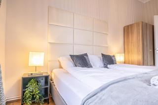 Metropolitan Charm Stylish 2BR & 1LR Apt in Vienna's Core - 1