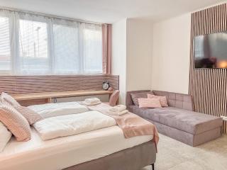 Krems Bahnhof Deluxe Rooms - near Danube River - Krems an der Donau - 1