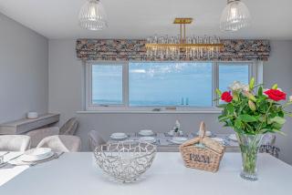 Goferydd, South Stack, Anglesey, 4 bed luxury home, hot tub, dog friendly - Holyhead - 4