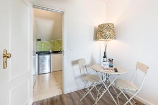 GuestReady - Red Stripes - 4