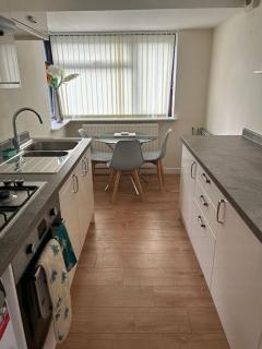 3 Bed House with free parking - 4