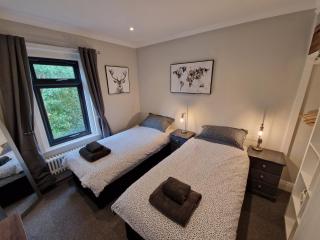 Newly renovated 2-bed bungalow - Bath - 6