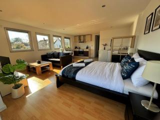Quiet Garden-View Studio Apartment - 8