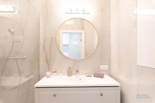 Modern Beige and Grey 3city Studio in Gdynia by Noclegi Renters - Gdynia - 6