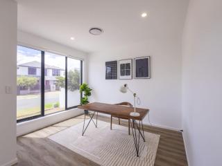 Modern Elegance Spacious 5BR Retreat in Rochedale - 9