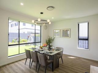 Modern Elegance Spacious 5BR Retreat in Rochedale - 7