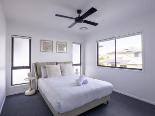 Modern Elegance Spacious 5BR Retreat in Rochedale - 6