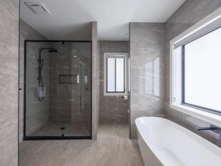 Modern Elegance Spacious 5BR Retreat in Rochedale - 4