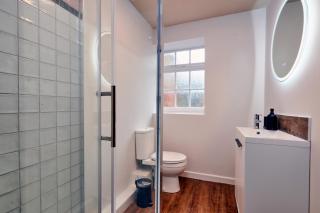 Settle in Winchester - Stylish Self Check-In Rooms - 6
