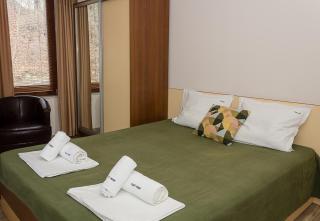 Cozy 2BD Flat with Balcony and Workspace - 8
