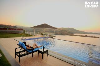 StayVista's The Aquamarine Villa - Igatpuri - Lakeside Retreat with Infinity Pool & Deck, Theatre Room & Gazebo - Igatpuri - 9