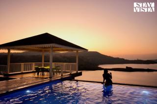 StayVista's The Aquamarine Villa - Igatpuri - Lakeside Retreat with Infinity Pool & Deck, Theatre Room & Gazebo - Igatpuri - 8
