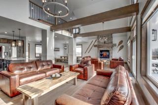 Brand New Luxury Chalet At Blue Mountain Ski Hills, Hot Tub, 7 baths - Blue Mountains - 0
