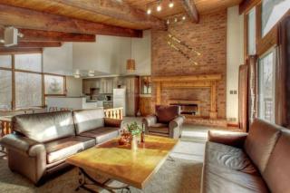 8 bdrm Blue Mountain Cottage, Large Groups, Private Beach Access, Hot Tub, Sauna, Ping Pong Table Perfect for Large Groups, Petfriendly - Blue Mountains - 6