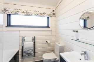 Roydon Marina - Lodge 3 - Hot Tub - Roydon - 3
