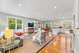 Modern Charming 4BR 3BA Retreat - Vineyard Haven - 3
