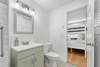 Newly Renovated 3BR 2BA Walk to Restaurants - Vineyard Haven - 3