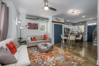 Modern Townhome, w/ Downtown Views, Rooftop Deck only 6min to Broadway - Nashville - 6