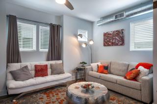 Modern Townhome, w/ Downtown Views, Rooftop Deck only 6min to Broadway - 1