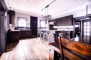 The Pub- 8BR Free Parking, Minutes From Falls & Casino - 5